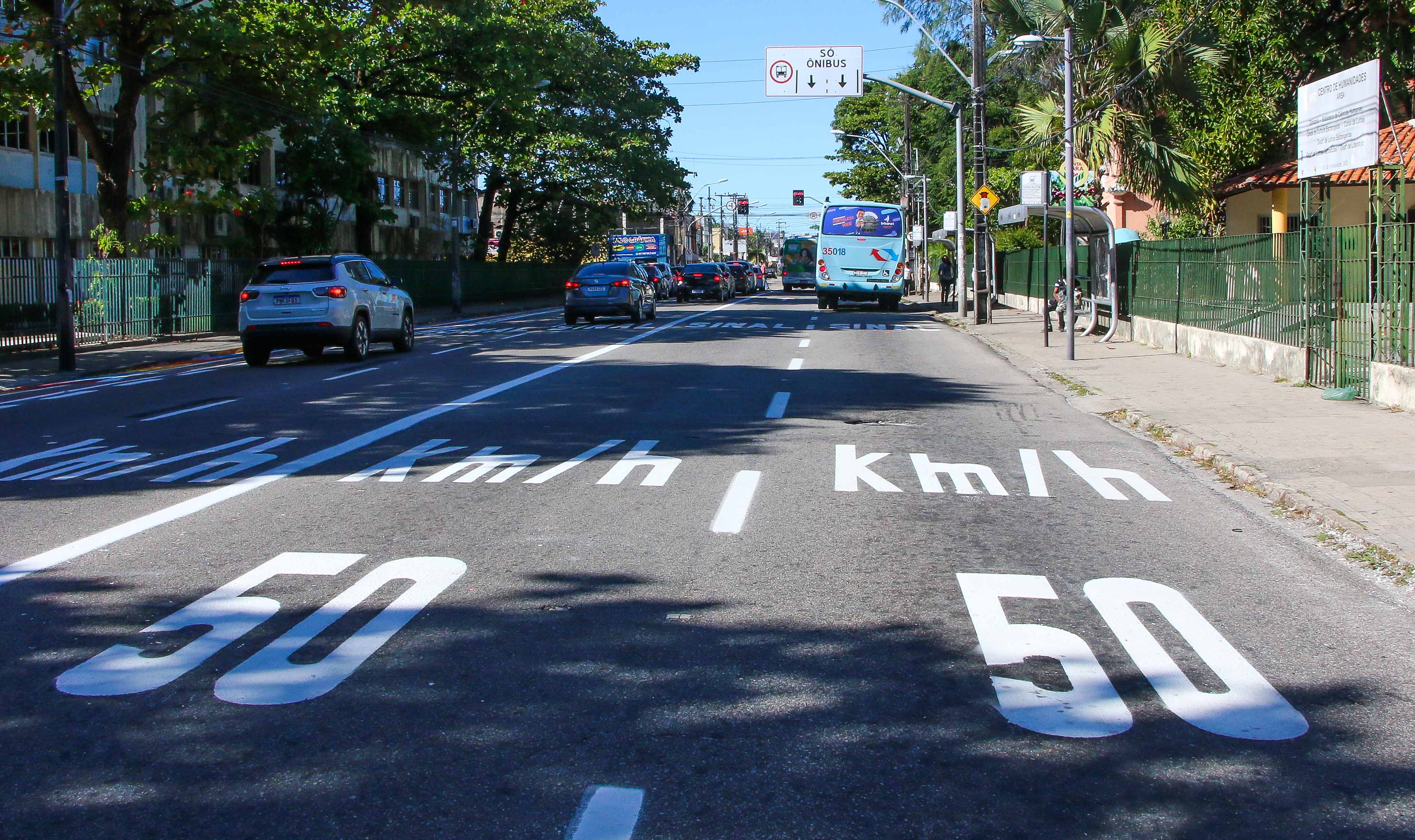 a imagem mostra a sinalização horizontal de velocidade máxima de 50km/h na avenida da universidade